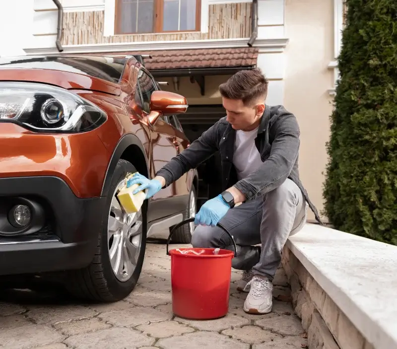 Lavage auto à domicile Saint-Santin : professionnel intervenant sur un véhicule